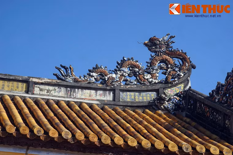 Điện Thái Hòa là nơi thể hiện quyền uy của đấng thiên tử. Vì vậy hình tượng rồng – biểu tượng của đấng quân vương – là chủ đề chính trong các họa tiết trang trí ở cung điện này.