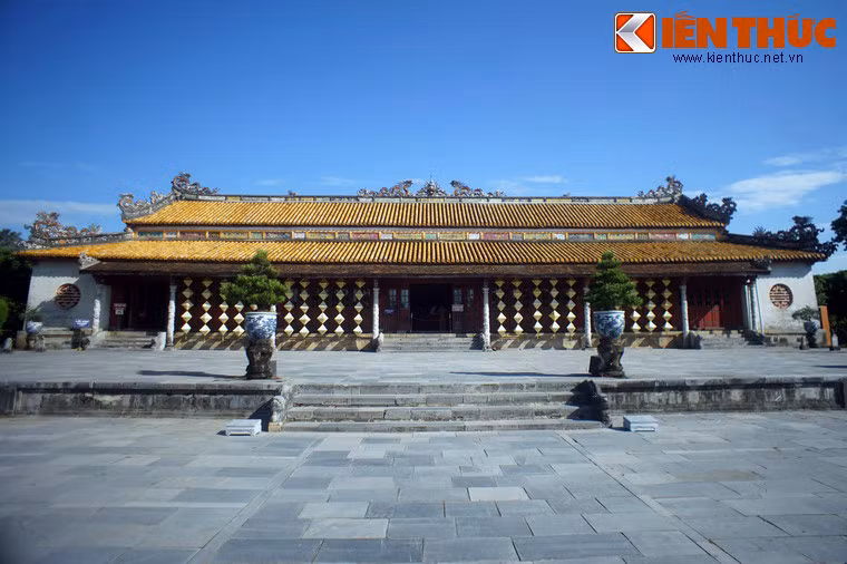 Cung điện này được xây theo lối trùng thiềm điệp ốc, một lối kiến trúc điển hình ở kinh thành Huế. Đó là việc hợp nhất hai nhà trước sau trên một mặt bằng để tạo một không gian rộng lớn, liên hoàn. Hai khối nhà trước - sau của điện đều có 7 gian hai chái.