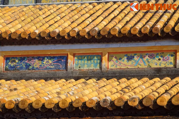 Cứ một ô hình vẽ lại có một ô đề thơ, đây là lối trang trí “nhất thi nhất họa” rất độc đáo của điện Thái Hòa.