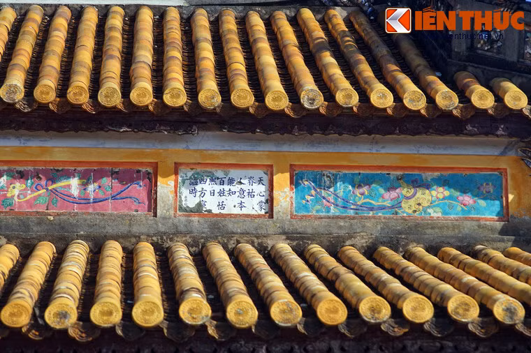 Quá trình xây dựng và trùng tu điện Thái Hòa được chia làm 3 thời kỳ chính, mỗi thời kỳ đều có những thay đổi lớn, cải tiến về kiến trúc và trang trí. Thời kỳ đầu tiên, vua Gia Long cho khởi công xây dựng điện vào ngày 21/2/1805 và hoàn thành vào tháng 10 cùng năm.