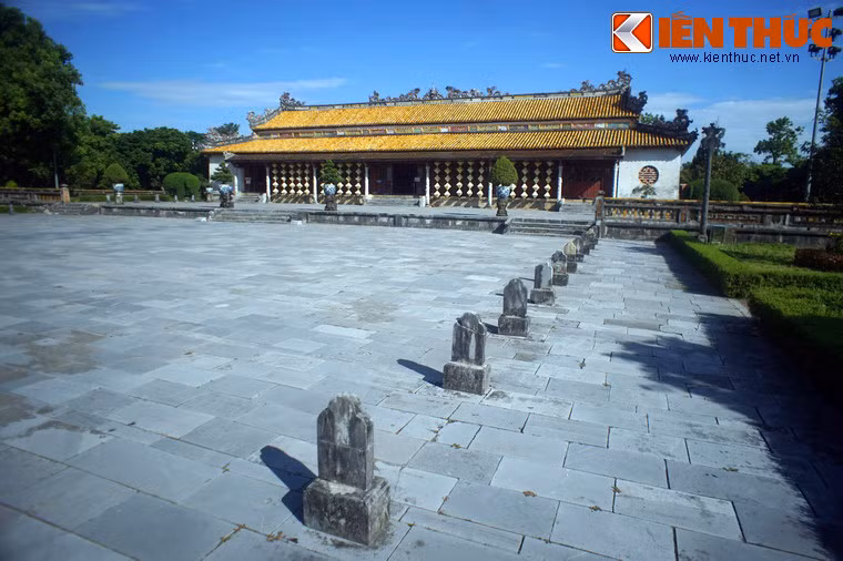 Vào những dịp này, nhà vua ngồi uy nghiêm trên ngai vàng. Chỉ các quan Tứ trụ và hoàng thân quốc thích được phép vào điện diện kiến. Các quan khác có mặt đông đủ và đứng xếp hàng ở sân Đại Triều Nghi theo cấp bậc và thứ hạng. Tất cả các vị trí đều được đánh dấu trên hai dãy đá đặt hai bên sân.