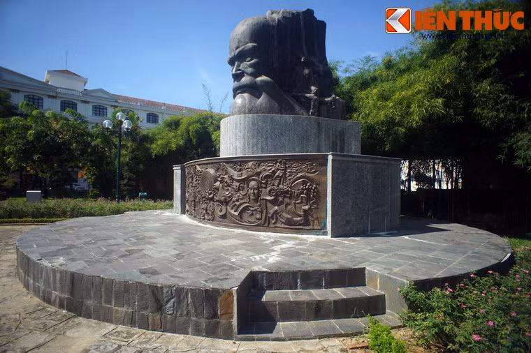 Giới trí thức, văn nghệ sĩ, các ban đại diện học sinh sinh viên Huế và gia đình cụ Phan đã đóng góp và quyên góp tiền từ nhiều nguồn trong dân để đúc tượng. Nhà điêu khắc Lê Thành Nhơn, khi ấy đang thỉnh giảng ở trường Cao Đẳng Mỹ Thuật Huế nhận trách nhiệm tạo hình tượng.