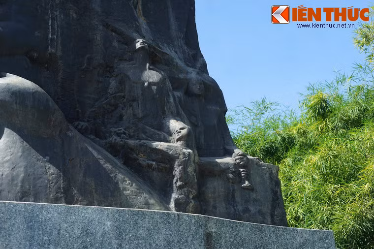 Trong thời gian này, UBND tỉnh nhiều lần tổ chức bàn về việc đặt tượng. Đến cuối năm 1987, UBND TP Huế chính thức xin tỉnh cho tiếp tục hoàn thiện bức tượng. Trong khi chờ tỉnh quyết định vị trí đặt tượng, xin tạm đưa về khu nhà lưu niệm cụ Phan ở Huế để làm tiếp phần còn lại. Ý kiến này đã được tỉnh chấp nhận.
