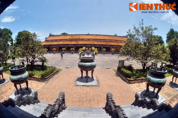 Từ Hiển Lâm Các nhìn về Thế Miếu.