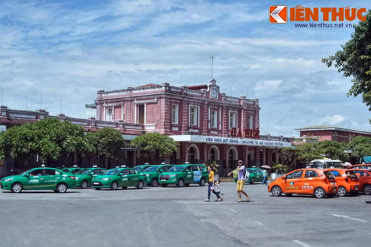 Tọa lạc tại phường Phường Đúc của thành phố Huế, ga Huế một trong những nhà ga có lịch sử lâu đời nhất Việt Nam.