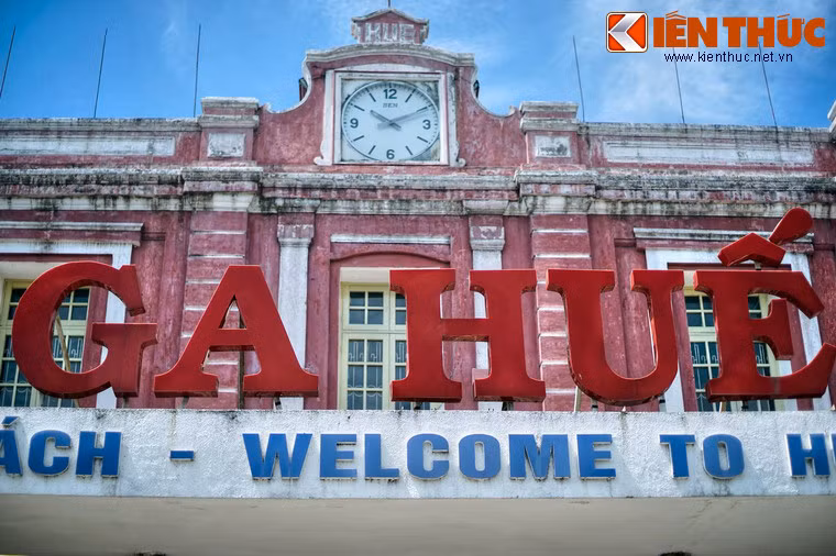 Trong hơn một thế kỷ tồn tại, ga Huế đã in dấu chân của của rất nhiều nhân vật quan trọng trong lịch sử Việt Nam. Đây thường là điểm trung chuyển các vị vua Khải Định và Bảo Đại trên đường ra cảng biển Đà Nẵng hoặc từ Đà Nẵng về Huế trong những chuyến đi về Pháp quốc