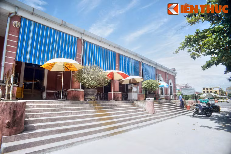 Các nhà yêu nước lớn như Phan Bội Châu, Phan Châu Trinh, Huỳnh Thúc Kháng và cả Nguyễn Tất Thành - Hồ Chí Minh, Đại tướng Võ Nguyên Giáp... đều đã từng qua ga Huế trong những chuyến vào Nam.