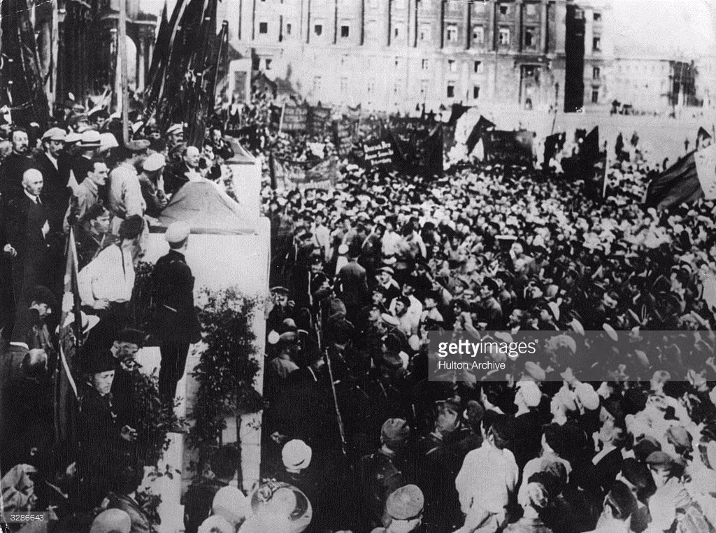 Một cuộc mít-tinh với sự tham gia của các lãnh đạo Đảng Bolshevik và hàng nghìn quần chúng sau Cách mạng Tháng Mười. Ảnh: Getty.
