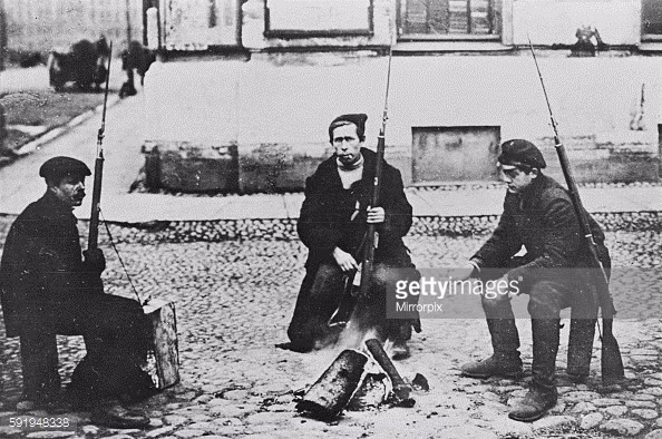 Các chiến sĩ của đội Tự vệ Đỏ trên đường phố Petrograd sau khi cách mạng thành công. Ảnh: Getty.