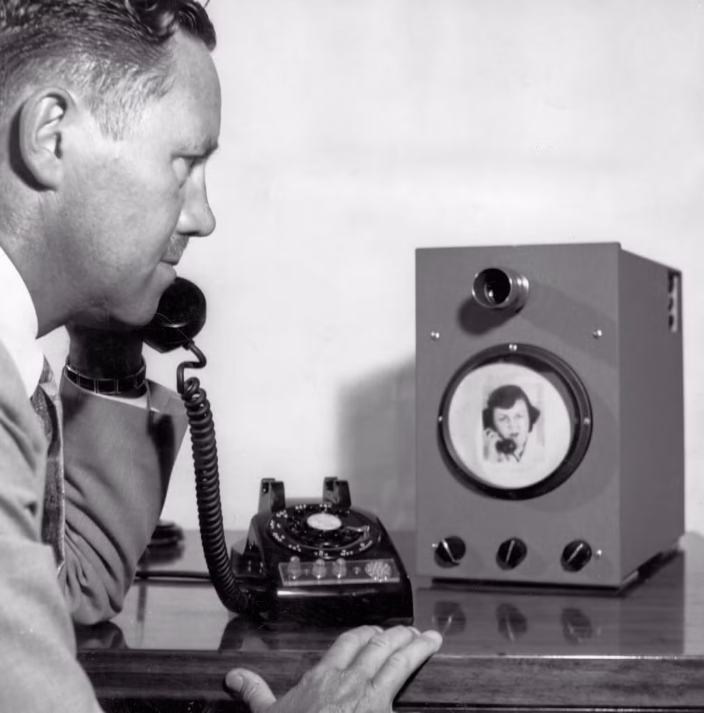 Một trong những phiên bản video phone - máy điện thoại có thể truyền hình ảnh trực tiếp - đầu tiên của thế giới được thử nghiệm. Ngày nay, những chiếc smartphone nhỏ bé đã có thể đảm nhận công việc của cỗ máy to đùng này. Ảnh: Easyart / PA.
