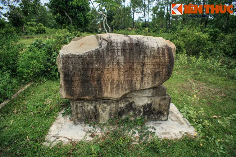 Một tấm bia đá cổ được dựng trong khuôn viên tháp.