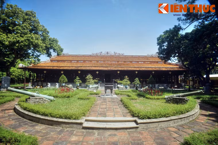 Tọa lạc tại số 3 Lê Trực, cạnh góc Đông Nam Hoàng thành Huế, Bảo tàng Mỹ thuật Cung đình Huế chính là điện Long An, một cung điện tráng lệ của nhà Nguyễn xưa.