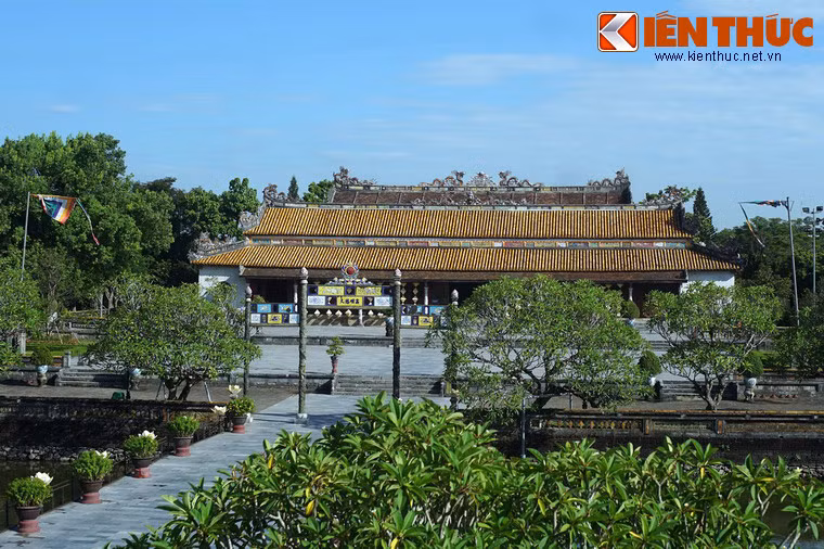 Điện Thái Hòa được xây dựng với quy mô bề thế và tráng lệ trên nền cao 1 mét, trông ra một sân rộng gọi là sân Đại Triều Nghi. Sân Đại Triều Nghi có 9 bậc cấp ở phần sân dưới và 5 bậc cấp ở phần sân trên (cùng với số 9, số 5 cũng là một con số thiêng theo quan niệm phong thủy xưa).