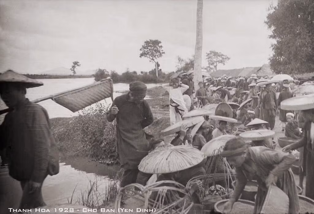 Một chợ bản ở Yên Định, Thanh Hóa năm 1928. Ảnh tư liệu.