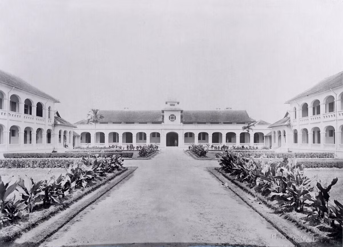 Mặt sau trường Petrus Ký. Ảnh tư liệu.