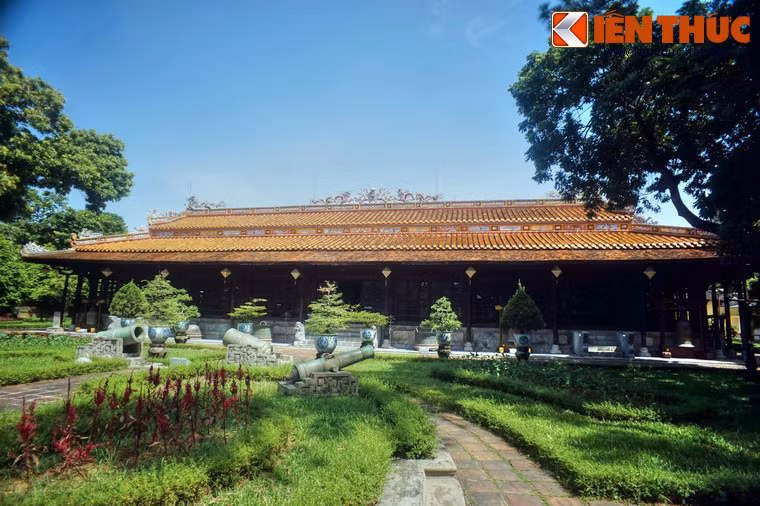 Tòa điện này được xây kiểu "trùng thiềm điệp ốc" như nhiều cung điện khác ở Huế, gồm hai tòa nhà song song, nhà trước 7 gian với 8 bộ "vì kèo chồng rường giả thủ", nhà sau 5 gian với 6 bộ "vì kèo cánh ác". Công trình đặt trên nền cao 1,1m, vỉa ốp đá thanh.