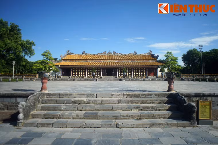 Sân Ðại Triều Nghi trước điện Thái Hòa - nơi đặt ngai vàng của vua - có 9 bậc cấp ở phần sân dưới và 5 bậc cấp ở phần sân trên. Trên mỗi mái của điện Thái Hòa đều được đắp nổi 9 con rồng trong các tư thế khác nhau và trong nội thất cũng tương tự.