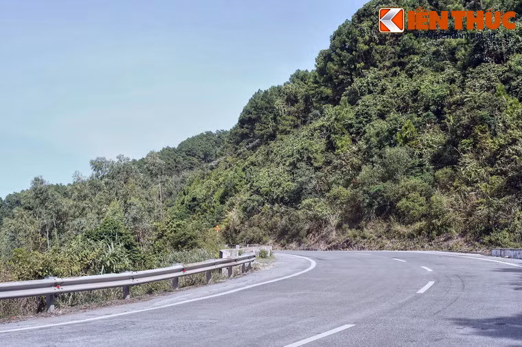 Trải qua các triều đại phong kiến Việt Nam, đèo Ngang đã được coi là một danh thắng của nước việt, đi vào nhiều câu ca dao và tác phẩm văn học.