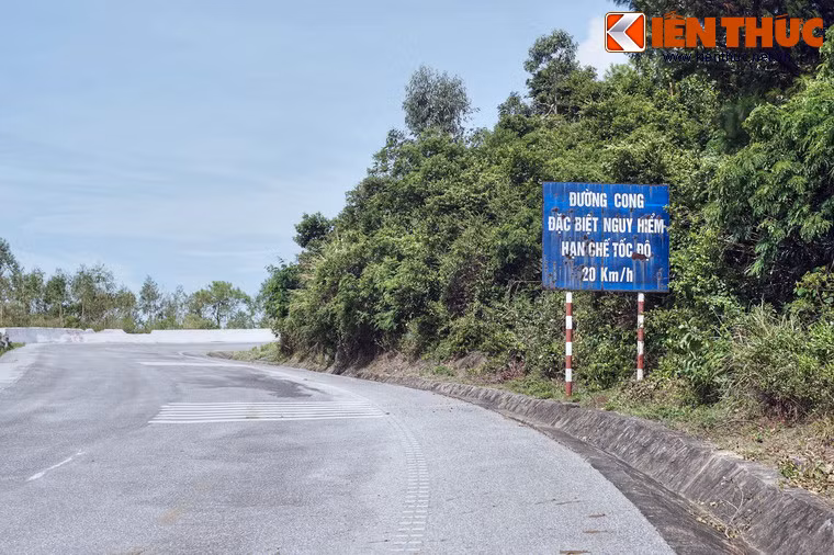 Bước sang thế kỷ 20, đèo Ngang vẫn là một tuyến đường huyết mạch của miền Trung. Trong hai cuộc kháng chiến chống Pháp và chống Mỹ, con đèo này đã hứng chịu nhiều bom đạn của kẻ thù.