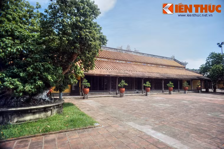 Điện là tòa nhà kép kiểu "trùng thiềm điệp ốc" rất đồ sộ, tiền điện bảy gian hai chái nối với chính điện năm gian hai chái kép bằng bộ vì "vỏ cua" chạm trổ tinh xảo và hai hiên trước sau. Hiên trước rộng 2m, hiên sau rộng 4,5m.