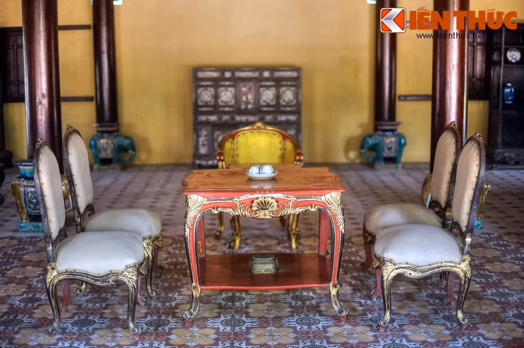 Vào thời Nguyễn, nhà Tả Trà là nơi những ai vào yết kiến Hoàng thái hậu ngồi chờ trước khi được bà tiếp đón. Ngày nay, khu nhà này là một phòng trưng bày cổ vật.