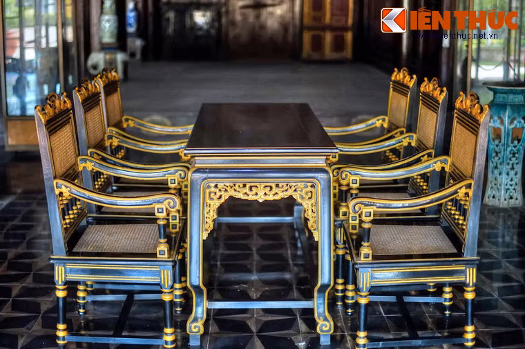 Một bộ bàn ghế dát vàng trong điện.