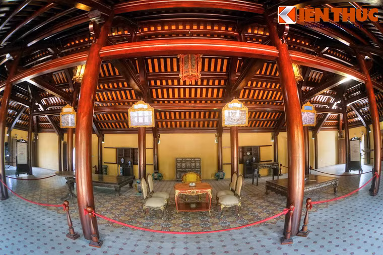Đối xứng với lầu Tịnh Minh qua sân trước chính điện cung Diên Thọ là nhà Tả Trà. Tòa nhà này có ba gian hai chái xây bằng gạch và gỗ, được cải tạo bê tông vào năm 1927. Nhà Tả Trà từng bị bom đạn phá hủy năm 1968, từ năm 2011 được phục hồi nguyên trạng.