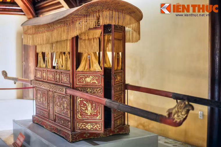 Một hiện vật đặc sắc khác là chiếc kiệu cổ của Hoàng thái hậu Từ Cung (1890 - 1980, vợ Vua Khải Định, mẹ Vua Bảo Đại).