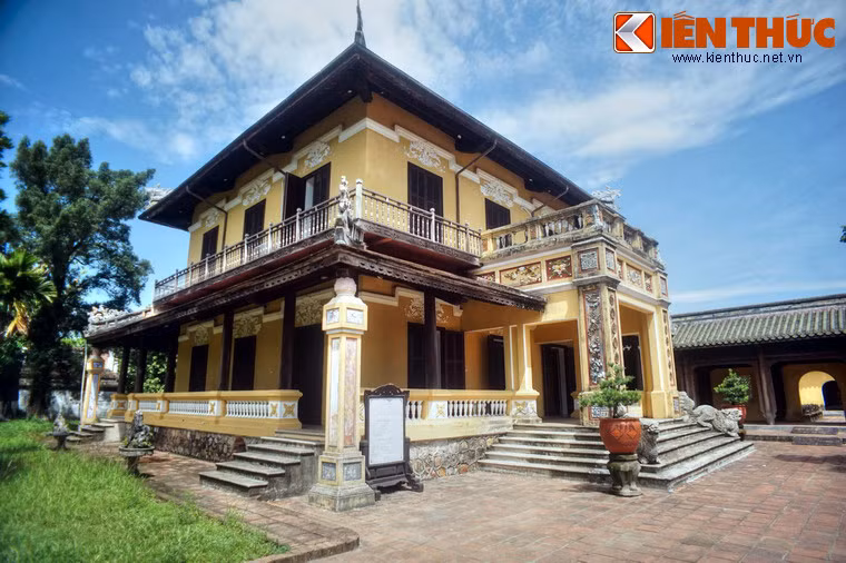 Nằm ở phía Tây Nam Diên Thọ chính điện, Lầu Tịnh Minh được xây vào năm 1927 đời vua Bảo Đại, trên nền của Thông Minh đường - một trong số các nhà hát tuồng được triều Nguyễn dựng trong Đại Nội.