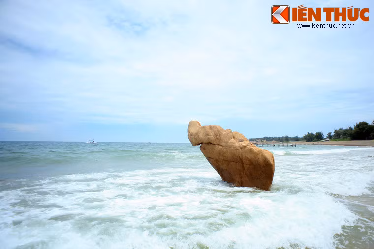 Có những tảng đá trông như loài quái vật trồi lên từ biển khơi.
