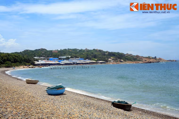 Nằm ở xã Bình Thạnh, huyện Tuy Phong, tỉnh Bình Thuận, bãi biển Cổ Thạch là một thắng cảnh nổi tiếng ở Nam Trung Bộ. Bãi biển này có những nét độc đáo mà ít bãi biển nào khác có được.