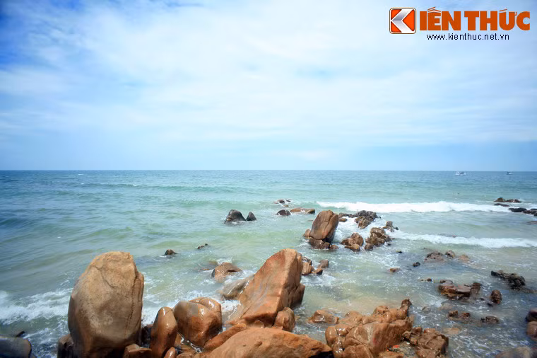 Nước biển Cổ Thạch có màu xanh đặc trưng, khá trong và ấm.