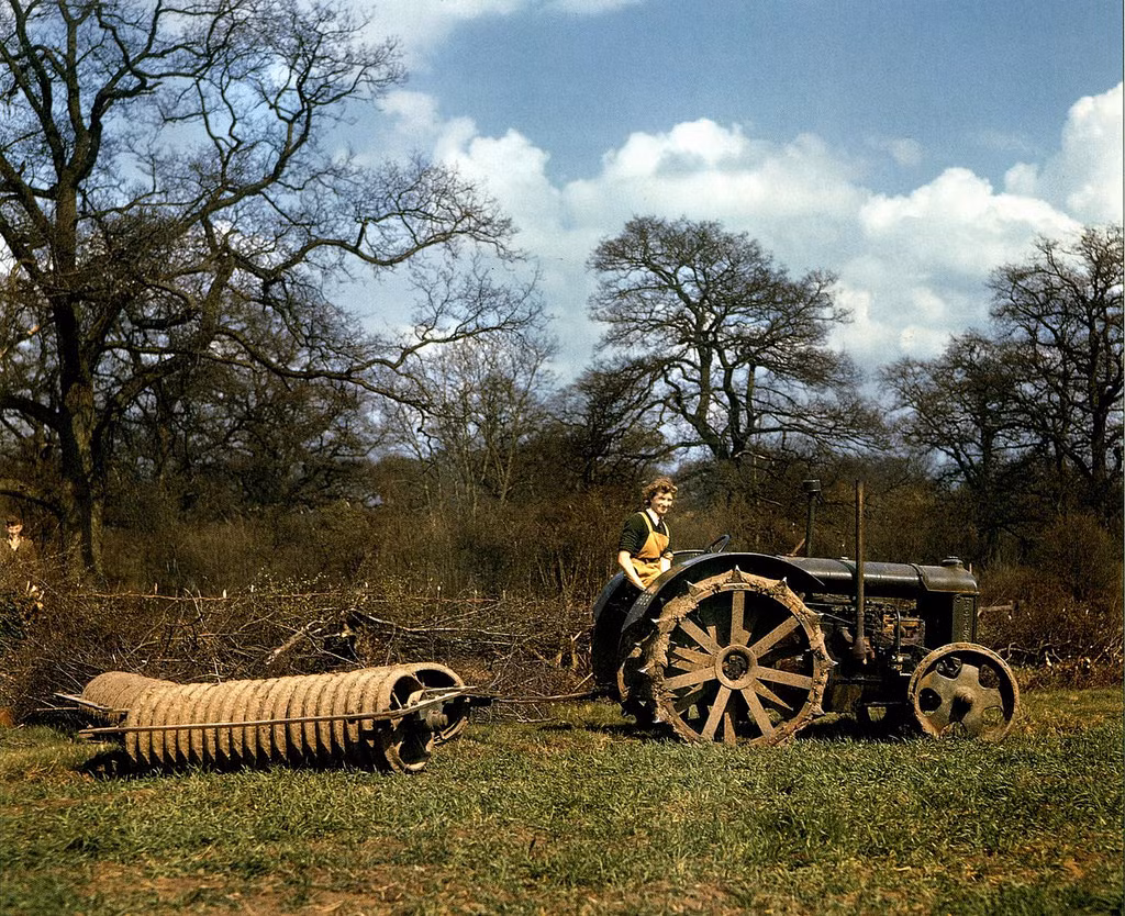 Cô gái Land Army làm việc với chiếc máy kéo hiệu Standard Fordson ở Oxfordshire, 1944. Ảnh: Vintag.es.