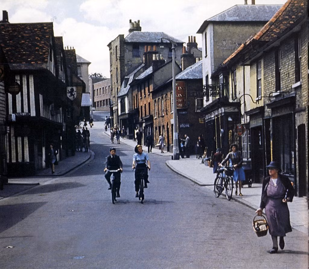 Một con đường ở thị trấn Bishop's Stortford, Essex, tháng 6/1944. Ảnh: Vintag.es.
