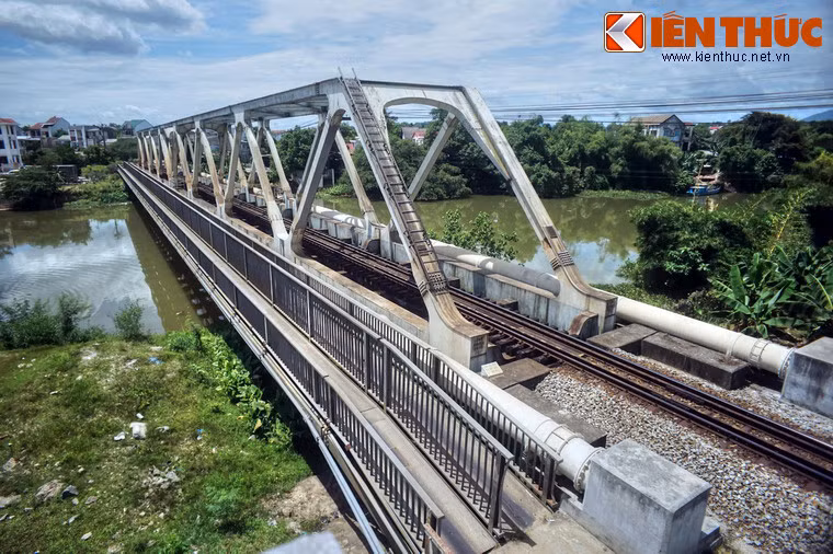 Cầu Dã Viên nối cồn Dã Viên với bờ Nam sông Hương thuộc phường Phường Đúc, gần ga Huế, dài 102,7 m.