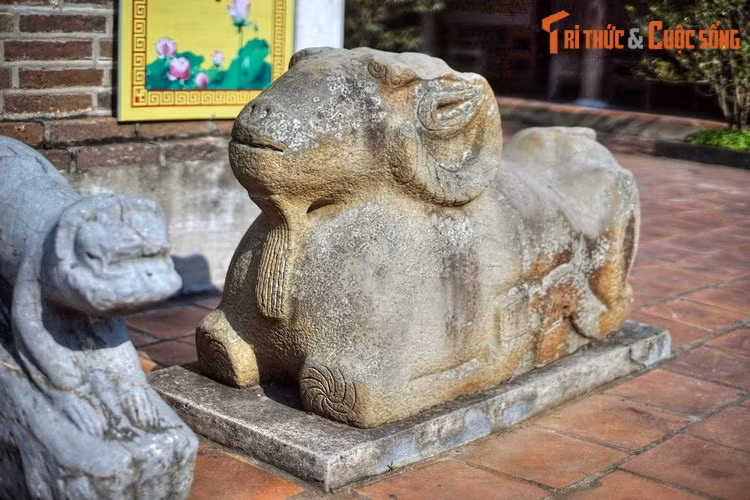  3. Bức tượng cừu bí ẩn. Bên trái tháp Hòa Phong có tượng một con cừu đá là dấu vết duy nhất còn sót lại từ thời nhà Hán. Đây chính là di vật cổ xưa nhất còn được lưu giữ của chùa Dâu.