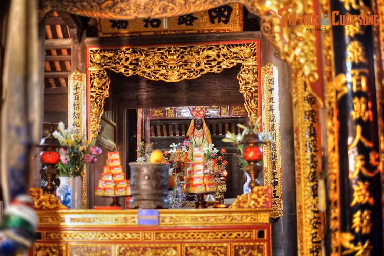  4. Tục thờ Tứ Pháp. Về tín ngưỡng, nét đặc biệt của chùa Dâu là ngôi chùa này thờ Tứ pháp, gồm Pháp Vân, Pháp Vũ, Pháp Lôi, Pháp Điện. Đây là một hệ thống thờ tự độc đáo mang đặc trưng của dòng thiền xứ Kinh Bắc cổ xưa.