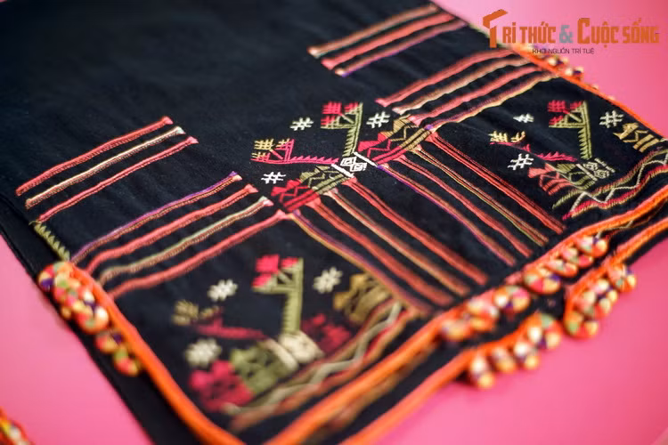 1. Thêu. Thêu là kỹ thuật phổ biến ở các tộc người miền núi phía Bắc vì phụ nữ có thể mang đồ đi theo và thêu ở bất cứ đâu: ở nhà, trên nương, khi đi chợ, đi chơi. Các bé gái học thêu từ rất sớm và đến 12-13 tuổi đã thêu thành thạo. Kỹ thuật thêu được áp dụng trên nhiều kiểu hoa văn thổ cẩm. Ảnh: Khăn piêu có họa tiết thêu của dân tộc Thái.