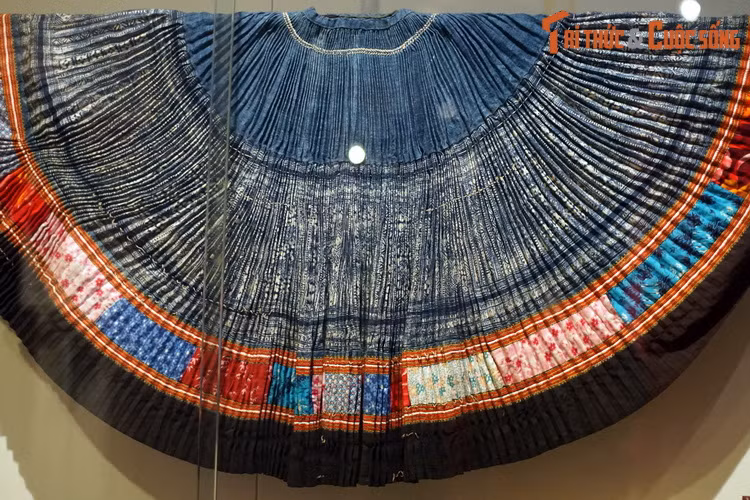  2. Batik. Batik là kỹ thuật “nhuộm bao vải”, nghĩa là một phần vải được bao che trước khi nhuộm để tạo hoa văn. Kỹ thuật này được sử dụng phổ biến ở người H'Mông và Dao Tiền. Ảnh: Váy có phần chính trang trí bằng batik, tiếp đến là hoa văn thêu và đáp vải của người H'Mông Hoa ở Tuyên Quang, 1976.