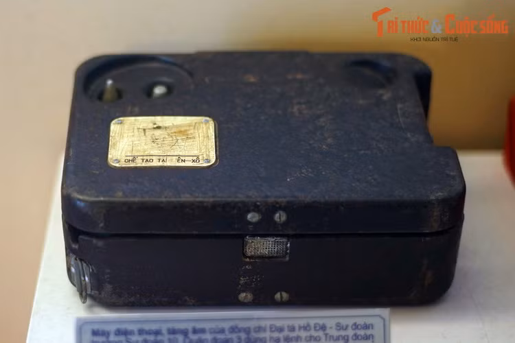 Máy điện thoại tăng âm của đồng chí Đại tá Hồ Đệ, Sư đoàn trưởng Sư đoàn 10, Quân đoàn 3, dùng hạ lệnh cho Trung đoàn 2 đánh vào Sư đoàn 23 của địch ở Buôn Ma Thuột, mở màn chiến dịch Tây Nguyên tháng 3/1975.