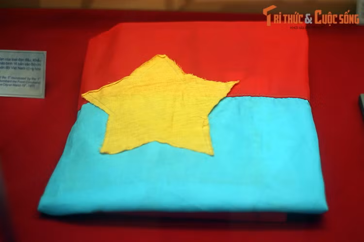 Cờ của chị em tiểu thương chợ Đông Ba - thành phố Huế, tự may treo trước cổng chợ, ngày 26/3/1975.