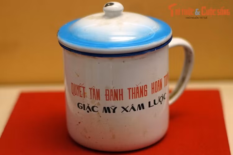 Chiếc ca đồng chí Thiếu tướng Đặng Huyền Phương - nguyên Phó Chủ nhiệm kiểm Tổng Tham mưu trưởng Tổng cục Hậu cần - sử dụng trong sinh hoạt khi tham gia chiến dịch giải phóng miền Nam năm 1975.