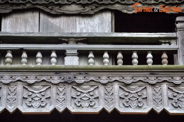 Các chi tiết chạm khắc trang trí mỹ thuật tinh xảo càng tôn thêm vẻ đẹp lộng lẫy của tòa gác chuông.