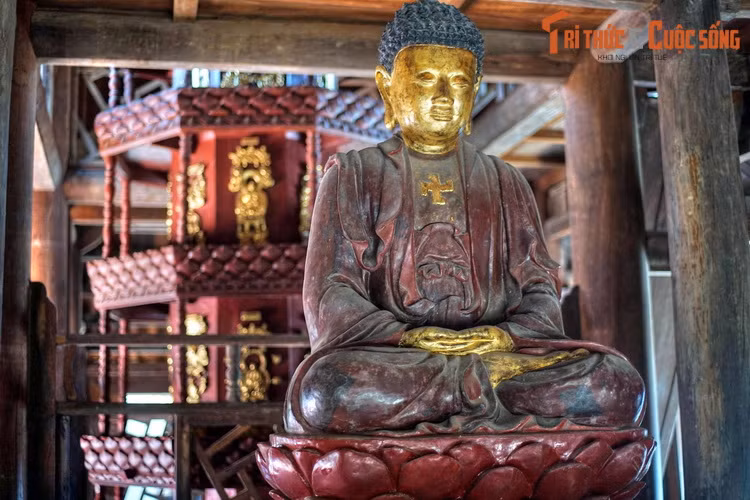 Hai bên tháp Cửu Phẩm Liên Hoa có hai bức tượng Phật lớn, tuổi đời nhiều thế kỷ, được tạo tác tinh xảo.