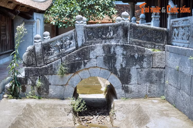 Phía trước Tích Thiện am có cây cầu đá bắc qua ao nước nhỏ, dẫn lên Thượng điện. Cây cầu này dài 4 mét, gồm 3 nhịp uốn cong, được coi là một tác phẩm điêu khắc đá tiêu biểu của chùa Bút Tháp.