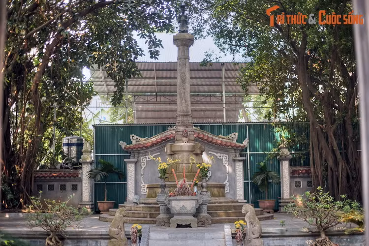 2. Nằm ở số 16 phố Lê Thái Tổ, bên bờ phía Tây hồ Gươm, tượng đài vua Lê Thái Tổ được xây dựng vào cuối thế kỷ 19, là tượng đài cổ nhất của Hà Nội còn được lưu giữ đến nay.