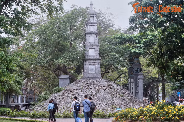 1. Nằm bên bờ hồ Gươm, ở phía ngoài lối vào đền Ngọc Sơn, Tháp Bút là tòa tháp cổ nổi tiếng bậc nhất của Hà Nội xưa. Tháp được xây dựng năm Tự Đức thứ 18 (1865) trên nền núi Độc Tôn cũ theo ý tưởng của nhà nho Nguyễn Văn Siêu.
