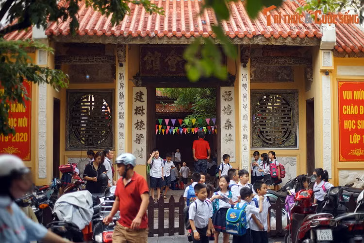 Ngoài hội quán Quảng Đông, Hà Nội xưa còn có hội quán Phúc Kiến, được xây từ năm 1817. Ngày nay hội quán này là trường Tiểu học Hồng Hà ở số 40 phố Lãn Ông...