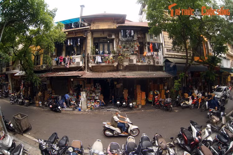 Đây là nơi lý tưởng để quan sát cuộc sống ở phổ cổ Hà Nội từ một góc nhìn mới lạ.