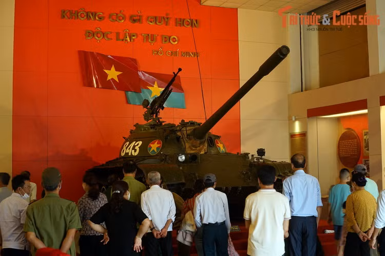 Xe tăng T-54 số hiệu 843 là một trong hai chiếc xe tăng đã đi vào lịch sử ở Sài Gòn ngày 30/4/1975. Sau khi xe húc vào cổng phụ của Dinh Độc Lập lúc 11h, Đại đội trưởng Bùi Quang Thận đã ra khỏi xe và cắm lá cờ lên nóc Dinh Độc Lập, đánh dấu thời khắc thắng lợi của cuộc giải phóng miền Nam, thống nhất đất nước. (Hiện vật trưng bày tại Bảo tàng Lịch sử Quân sự).